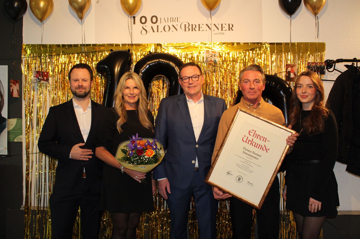 Bürgermeister Jan Peter Seidel, Elke Brenner, Handwerkskammerpräsident Hofmann, Thomas und Lisa Brenner