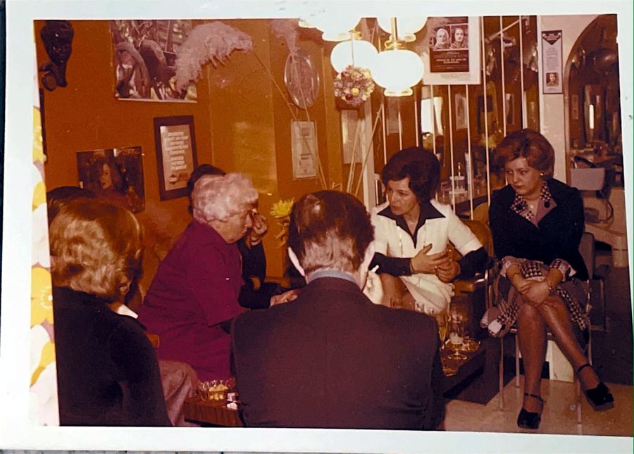 Gemütliche Runde im Salon